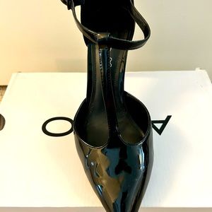 Aldo black patent t-strap heels size 9